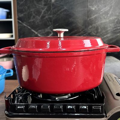 Émaillez la cocotte en terre ovale de fonte 4,5 quarts avec la fonctionnalité et le style