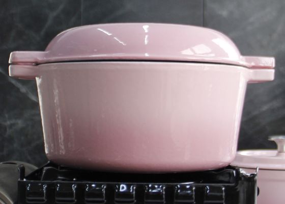 Le rose a émaillé la fonte pré chevronnée Pan Lid And Dutch Oven 2 dans 1