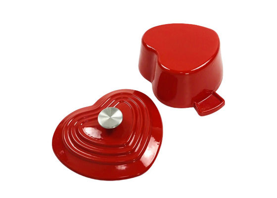Revêtement émaillé en métal de plat en forme de coeur de cocotte en terre avec les poignées bilatérales