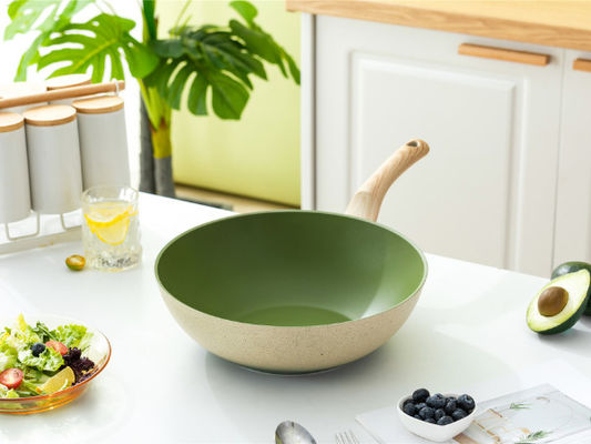 Wok chinois en aluminium de la meilleure qualité avec le revêtement de couvercle et non de bâton de verre trempé