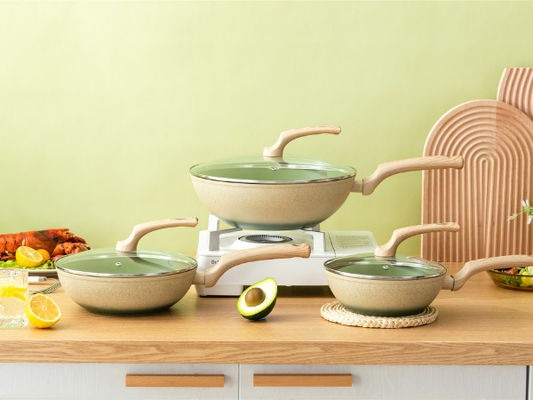 Le Cookware en aluminium léger de BSCI a placé 8Piece avec la poignée en bois
