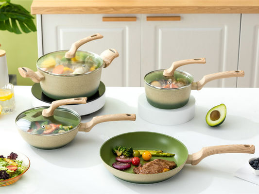Le Cookware en aluminium léger de BSCI a placé 8Piece avec la poignée en bois